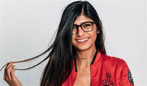 Mia Khalifa y sus fotos sin nada de ropa .